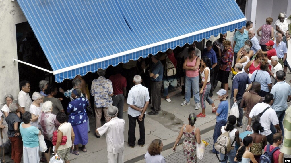 Decenas de personas hacen cola frente a una Casa de Cambio (CADECA) para cambiar sus dólares por pesos cubanos el miércoles 27 de octubre, en La Habana. Las CADECAS han estado recibiendo una avalancha de cubanos, muchos de ellos ancianos (Foto: Archivo).