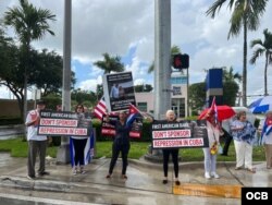 Manifestación de exiliados cubanos contra First American Bank.