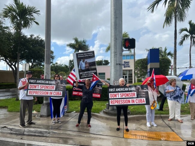 Manifestación de exiliados cubanos contra First American Bank.