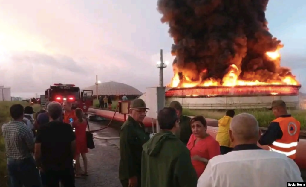 Autoridades de Matanzas acudieron el viernes al sitio del incendio, tras la explosión del primer tanque de combustible.