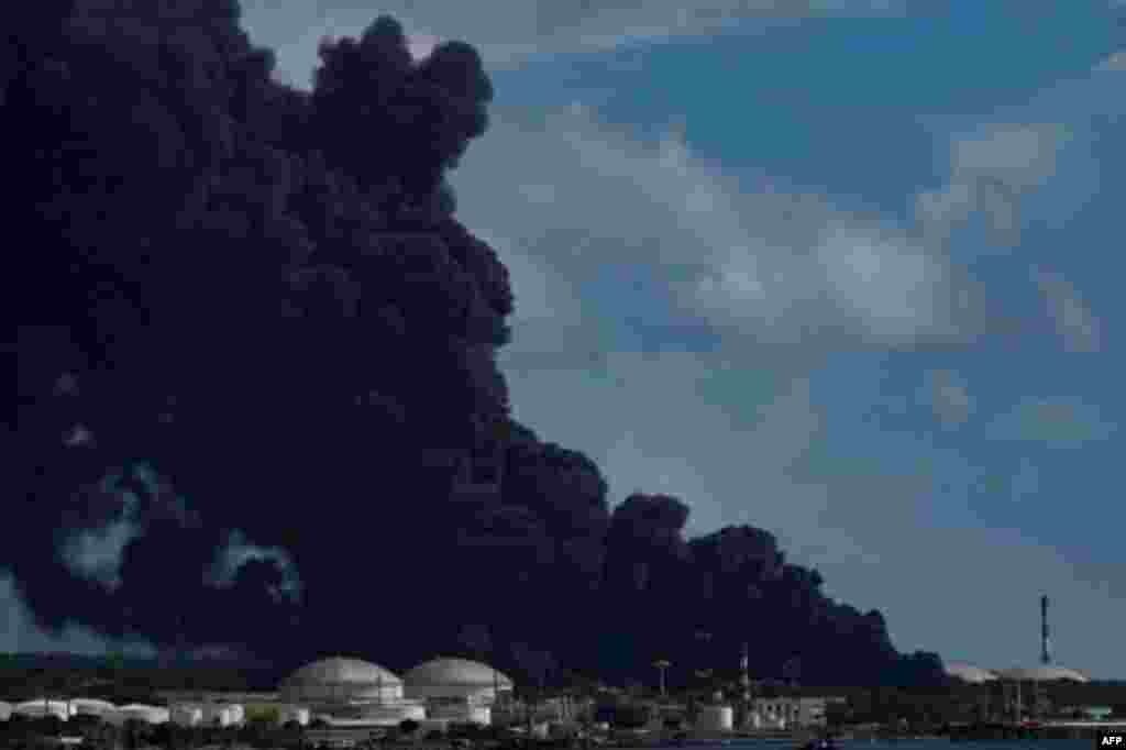 El humo emitido por la combustión de petróleo contiene gases y partículas que pueden tener&nbsp;efectos tóxicos para el organismo.&nbsp; La nube negra de la explosión en la base de supertanqueros de Matanzas.