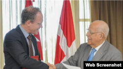 Excmo. Sr. Henrik Bramsen Hahn, Embajador del Reino de Dinamarca en Cuba y el vicepresidente del Consejo de Ministros, Ricardo Cabrisas celebran la firma del acuerdo.