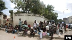 Varias personas esperan consulta a las puertas del Hospital Pediátrico de Luanda.