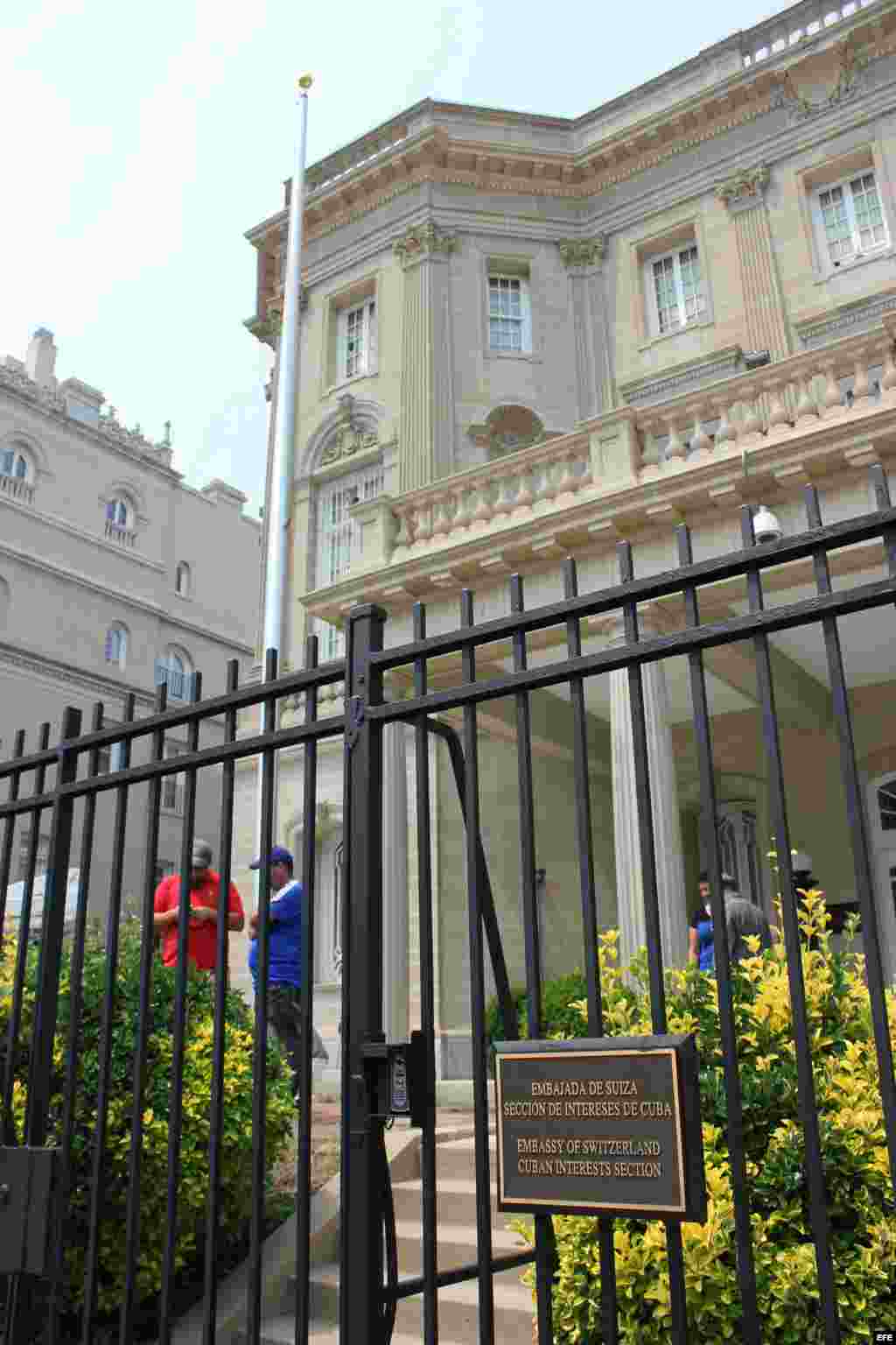 Ya hay mástil para la bandera cubana en la futura embajada de Cuba.