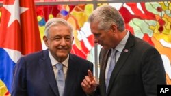 Miguel Díaz-Canel y el presidente de México, Andrés Manuel López Obrador, tras firmar acuerdos bilaterales en el Palacio de la Revolución en La Habana, Cuba, el 8 de mayo de 2022. (Yamil Lage/Pool Photo vía AP, Archivo).