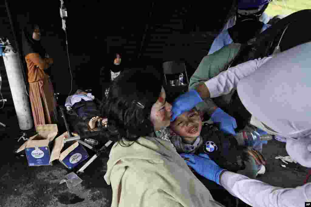 Sobrevivientes del terremoto reciben atención médica en Cianjur, Java Occidental, Indonesia. (AP Photo)