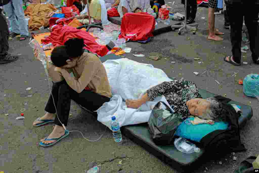 Trabajadores de emergencias atendían a los heridos en camillas ante los principales hospitales, en terrazas y estacionamientos. (AP Photo/Kholid)