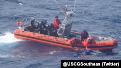 La Guardia Costera de EEUU rescata a balseros cubanos tras naufragar la embarcación en la que viajaban. (Foto: @USCGSoutheast)