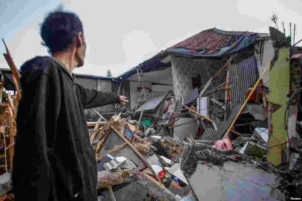 Un damnificado señala una casa destruida por el terremoto, en Cianjur, en la isla de Java. (Antara Foto/Yulius Satria Wijaya/ via REUTERS)