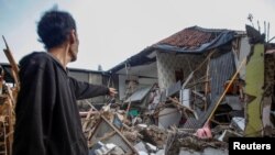 Un damnificado señala una casa destruida por el terremoto, en Cianjur, en la isla de Java. (Antara Foto/Yulius Satria Wijaya/ via REUTERS)