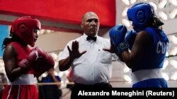 Boxeadoras escuchan al árbitro antes de una pelea en La Habana, Cuba, el 17 de diciembre de 2022. (REUTERS/Alexandre Meneghini)
