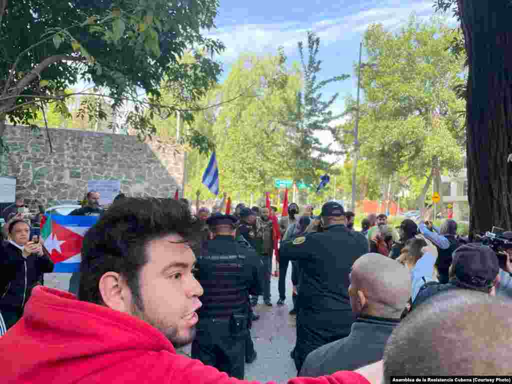 Miembros de la Asamblea de la Resistencia Cubana denuncian agresión frente a la embajada de Cuba en México, donde realizaban una manifestación este lunes.