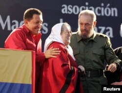 Hebe de Bonafini junto a Fidel Castro y Hugo Chávez, durante una manifestación en Córdoba, Argentina, en julio de 2006. (REUTERS/Andres Stapff)