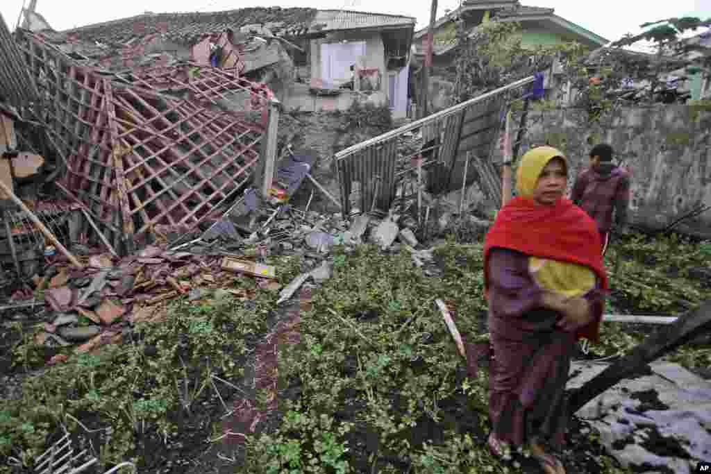 El terremoto, fuerte y poco profundo, derribó edificios y muros, dejando un paisaje de destrucción, como este en Cianjur, Java Occidental, Indonedia. (AP Photo)