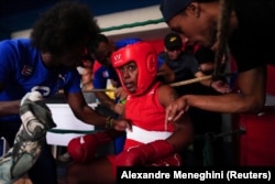 La boxeadora Karen Cantillo, de 24 años, recibe instrucciones de su entrenador durante una pelea de este sábado en La Habana. (REUTERS/Alexandre Meneghini)