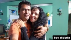 Samuel Pupo Martínez junto a su esposa, Yuneisy Santana González. (Foto: Facebook)