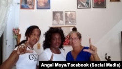 Berta Soler (centro) junto a Norabel Herrera Cabrera (izq.) y Marilyn Cabrera Mouré, familiares de presos del 11J, en la sede de las Damas de Blanco, en Lawton. (Foto: Angel Moya/Facebook)