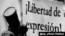 Cartel a favor de la libertad de expresión. (Twitter/@sip_oficial)