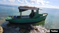 Una de las embarcaciones procedentes de Cuba interceptadas este lunes por agentes de la Patrulla Fronteriza. (Foto: @USBPChiefMIP)