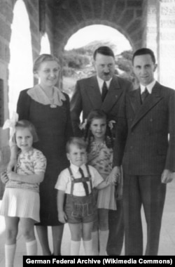 La familia Goebbels visita a Adolf Hitler en Obersalzberg, en 1938. (Foto: German Federal Archive/Wikimedia Commons)