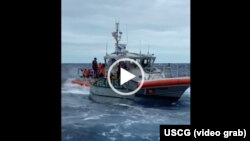 Un equipo de la Guardia Costera rescata a 28 personas a unas 6 millas al sur de Cayo Hueso. (Captura de video/USCG)