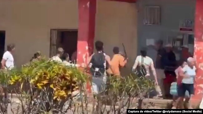 Violenta pelea en una cola para comprar salchichas, en la Isla de la Juventud. (Captura de video/Twitter @rolydamaso)