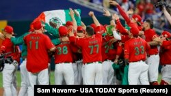 Los jugadores de México celebran después de ganar el partido contra Puerto Rico en LoanDepot Park. Crédito : Sam Navarro- USA TODAY Sports