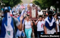 Los fieles participan en una marcha en apoyo de la Iglesia católica en León, Nicaragua, 28 de julio de 2018.