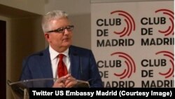 El Ministro Consejero de la Embajada de EEUU en Madrid, Conrad Tribble, en una mesa redonda sobre Democracia en el Club de Madrid. (US Embassy Madrid/Twitter).
