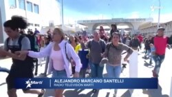 Info Martí | Cientos de migrantes intentan por la fuerza ingresar a EEUU 