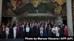 Delegaciones del gobierno colombiano y el ELN posan para la foto tras la inauguración del diálogo en México, 13 de febrero 2023