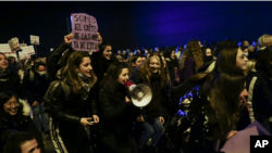 ARCHIVO - Personas participan de un acto por el Día Internacional de la Mujer en Pamplona, España, el 8 de marzo de 2022
