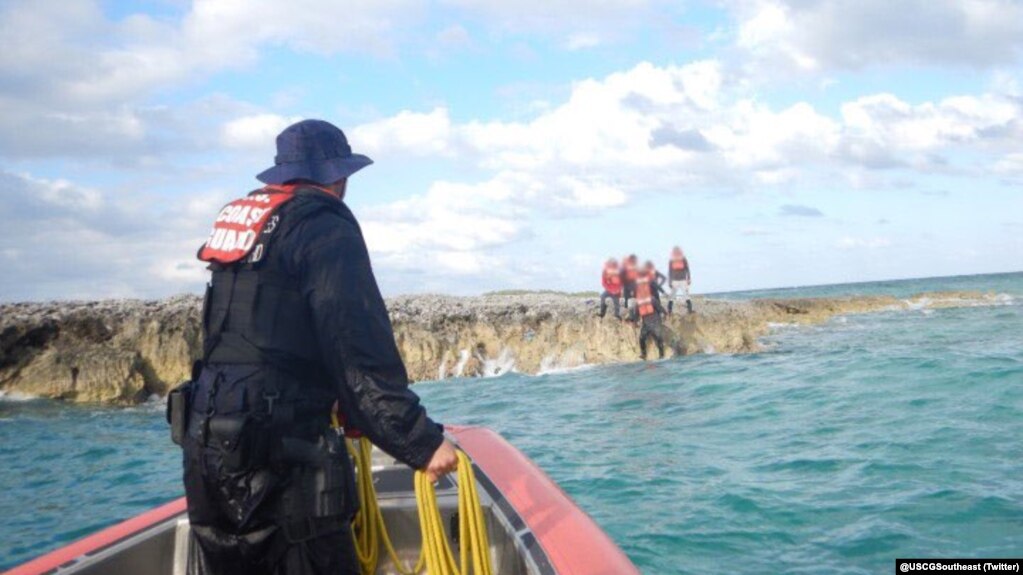 Guardacostas estadounidenses rescataron a 20 cubanos en Dog Rocks, Bahamas. (Foto: Twitter/@USCGSoutheast)