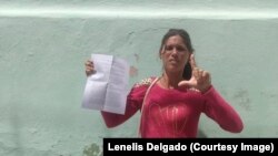 La activista Lenelis Delgado posa con el recurso de Habeas Corpus a favor de Aniette González. (Foto: Cortesía de la entrevistada)