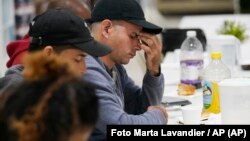 Roberto Sotolongo, migrante cubano, reza tras cenar en la iglesia Rescate en Hialeah, Miami, Florida.