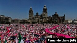 Miles de personas protestan contra una reforma electoral propuesta por el presidente Andrés Manuel López Obrador, en el Zócalo de la Ciudad de México. (AP Foto/Fernando Llano)