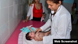 Una doctora atiende a un bebé en el Hospital Pediátrico Provincial José Martí Pérez, de Sancti Spíritus. (Captura de imagen/Escambray)