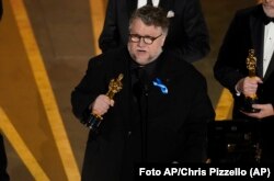 Guillermo del Toro recibe el Oscar a mejor largometraje animado por "Guillermo del Toro's Pinocchio".