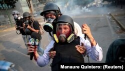 Un miembro herido de los medios es llevado durante una manifestación contra el gobierno del presidente de Venezuela, Nicolás Maduro, y para conmemorar el Primero de Mayo en Caracas, el 1 de mayo de 2019. (Reuters/Manaure Quintero).