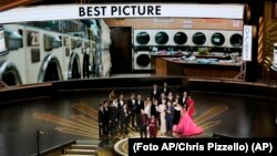El elenco y el equipo de "Everything Everywhere All at Once" reciben el premio a mejor película, en los Oscar, en el Teatro Dolby en Los Angeles. 