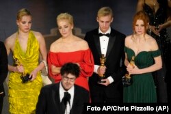 El director Daniel Roher y miembros del equipo de "Navalny" aceptan el Oscar a mejor largometraje documental.
