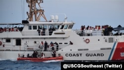 Un barco de la Guardia Costera estadounidense con migrantes a bordo. (Twitter/@USCGSoutheast)