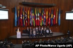 Delegaciones del gobierno colombiano y el ELN en la ceremonia de apertura de las negociaciones en México, 13 de febrero de 2023