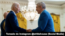 Biden condecoró al poeta cubanoamericano Richard Blanco, el 21 de marzo de 2023 en la Casa Blanca.