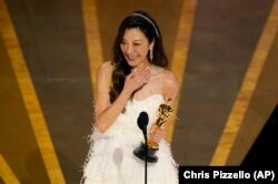 Michelle Yeoh recibe el Oscar a mejor actriz por "Everything Everywhere All at Once".