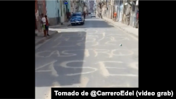El cartel en Centro Habana fue escrito con letras de arena.