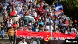 Los partidarios llevan pancartas del Frente Sandinista de Liberación Nacional (FSLN), mientras participan en una marcha progubernamental en Managua, Nicaragua, el 11 de febrero de 2023.