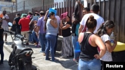 Migrantes de Cuba y Centroamérica hacen fila frente a la Comisión Mexicana de Ayuda a Refugiados (COMAR) para aplicar al asilo y el estatus de refugiado en México.
