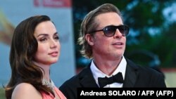 Ana de Armas y el actor y productor Brad Pitt en la alfombra roja del Festival de Venecia.