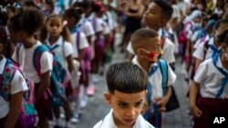 Estudiantes en su primer día de escuela tras las vacaciones de verano, este 5 de septiembre, en La Habana, Cuba. (AP Photo/Ramon Espinosa)